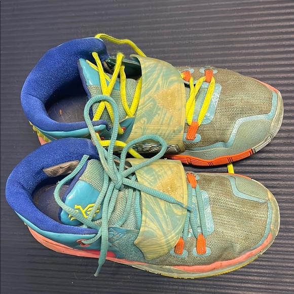 Colorful Sneaker Collection - Picture 3 of 14